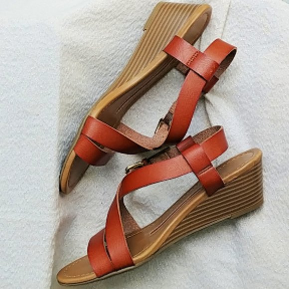 Tan wedge sandals - Picture 1 of 9